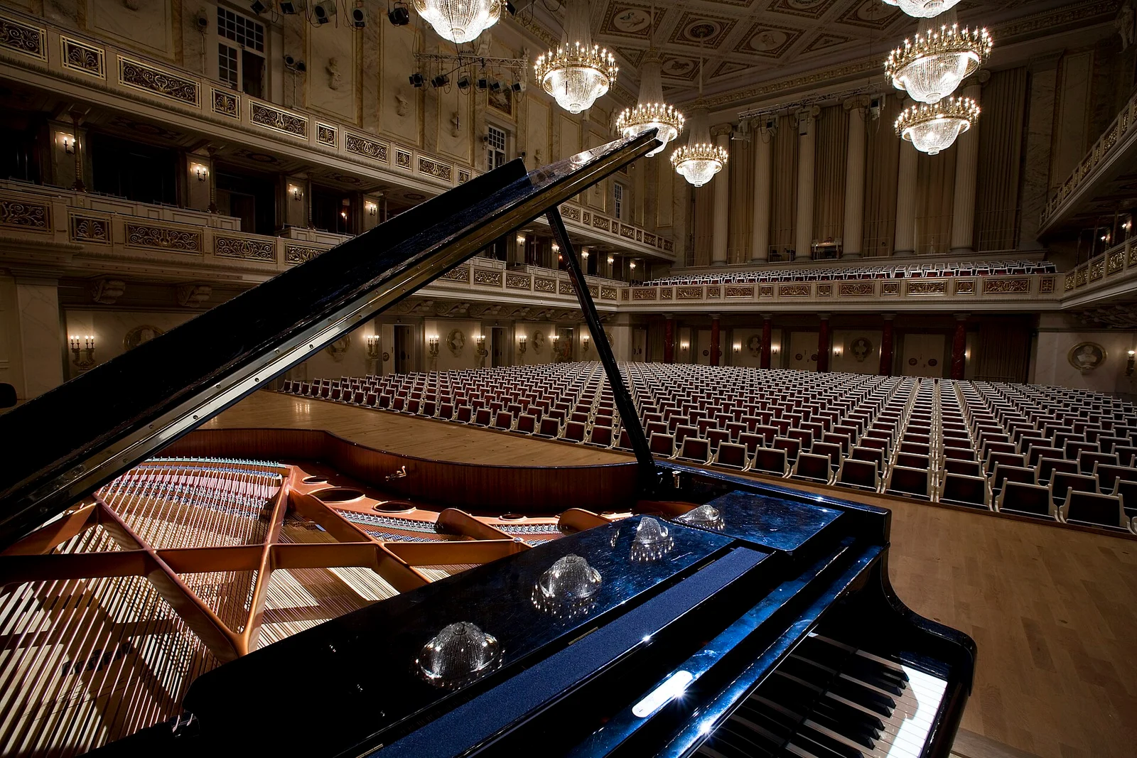 Fortepijonas Berlyno „Konzerthaus“ scenoje, 2007 m. Kontekstinė muzikos iliustracija, ne albumo įrašymo vietos patvirtinimas.