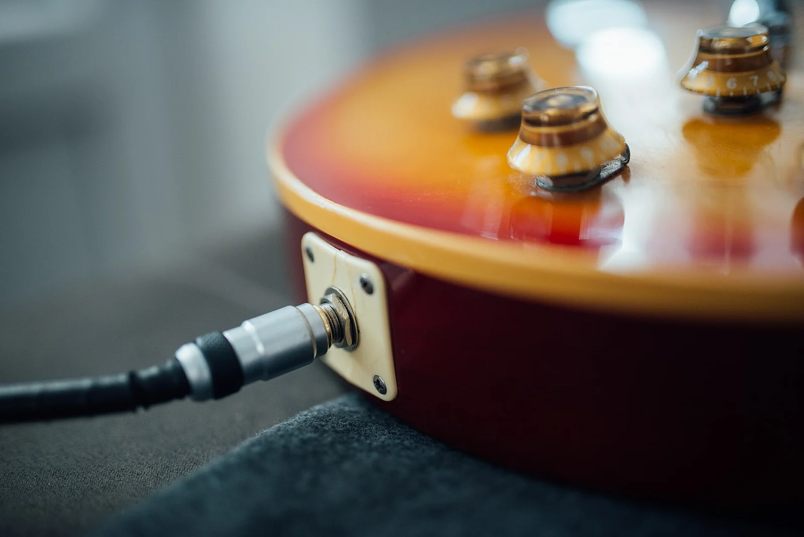Prie elektrinės gitaros prijungtas laidas, 2022 m. Instrumento detalė, ne grupės „Galèra“ įranga.